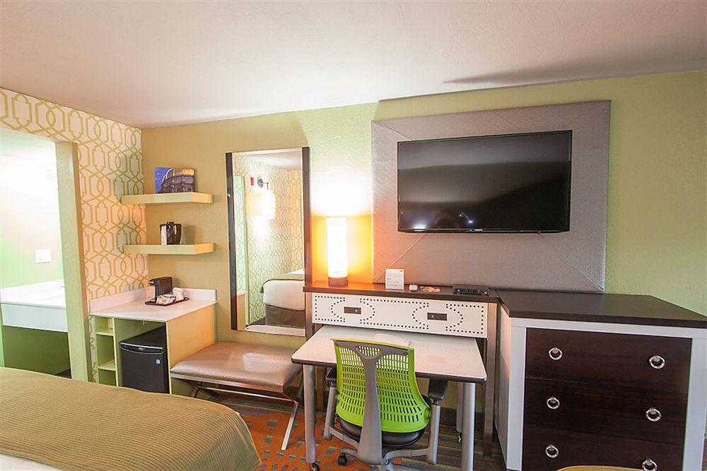 Holiday Inn Express Atlanta Galleria-Ballpark Area By Ihg Smyrna Exterior photo