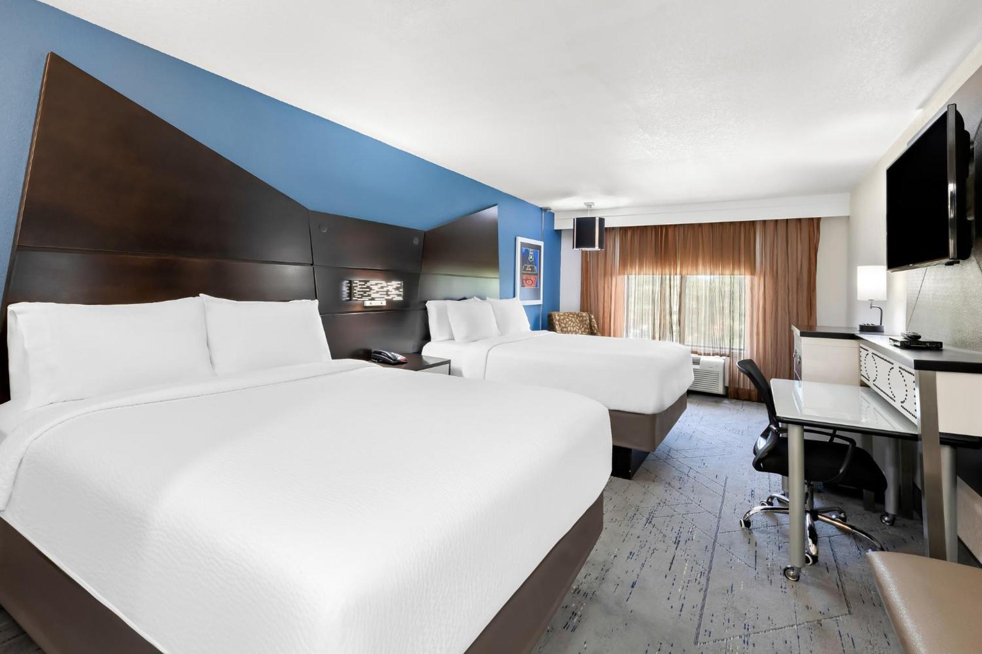 Holiday Inn Express Atlanta Galleria-Ballpark Area By Ihg Smyrna Exterior photo