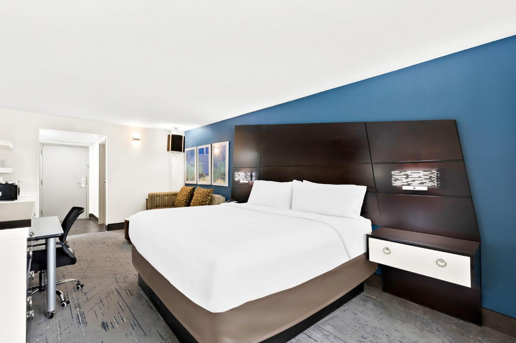 Holiday Inn Express Atlanta Galleria-Ballpark Area By Ihg Smyrna Exterior photo