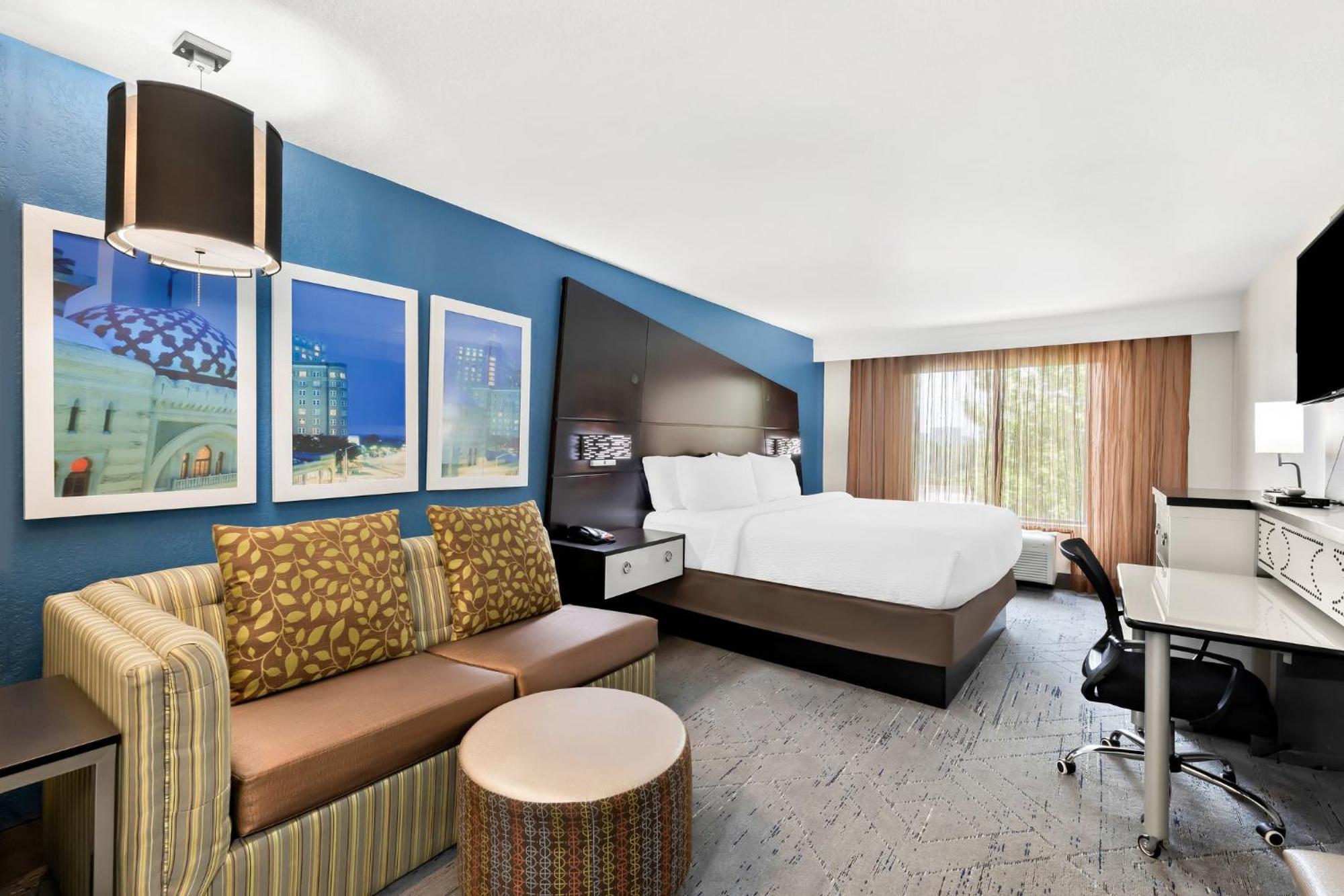 Holiday Inn Express Atlanta Galleria-Ballpark Area By Ihg Smyrna Exterior photo