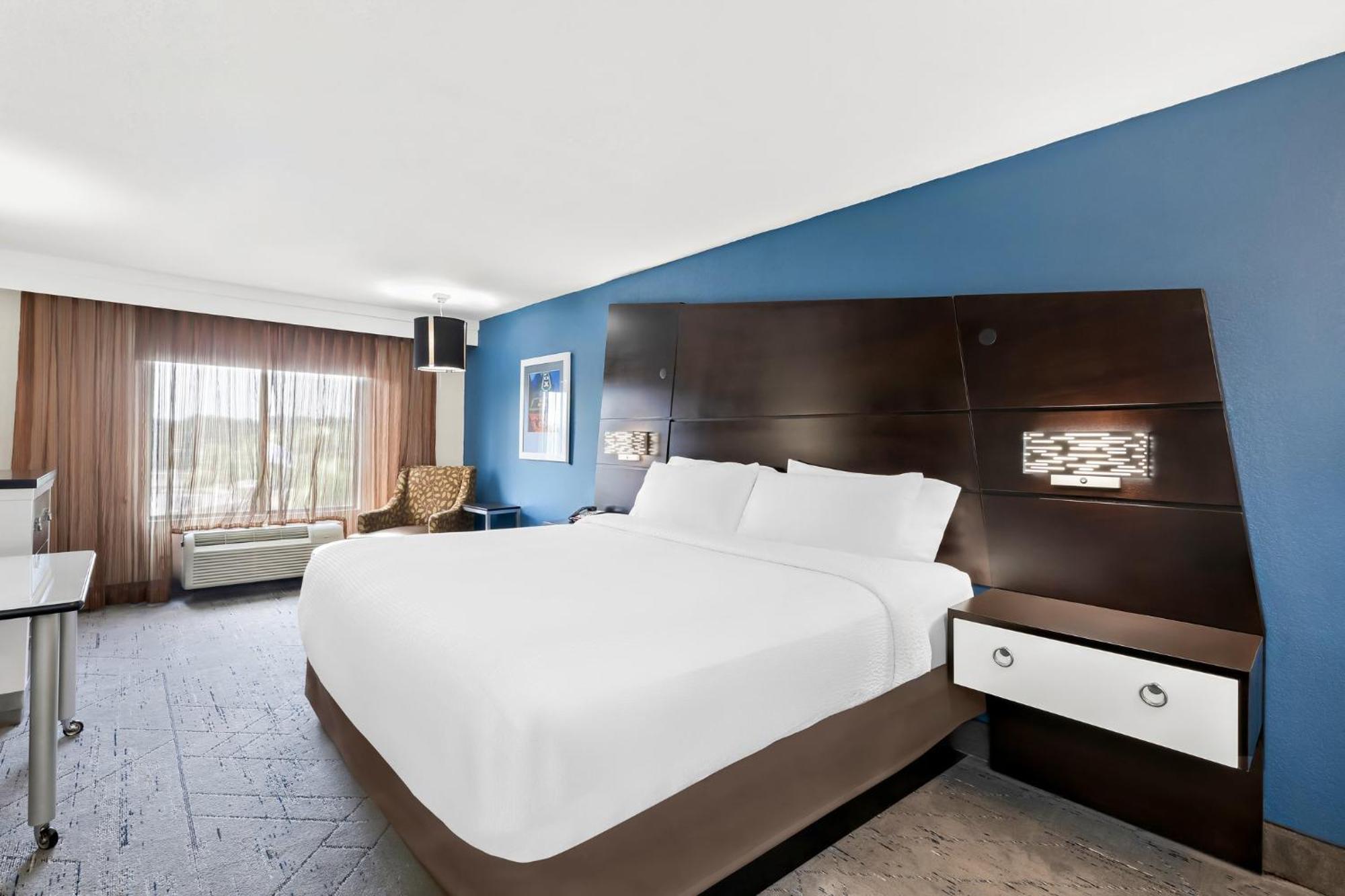 Holiday Inn Express Atlanta Galleria-Ballpark Area By Ihg Smyrna Exterior photo