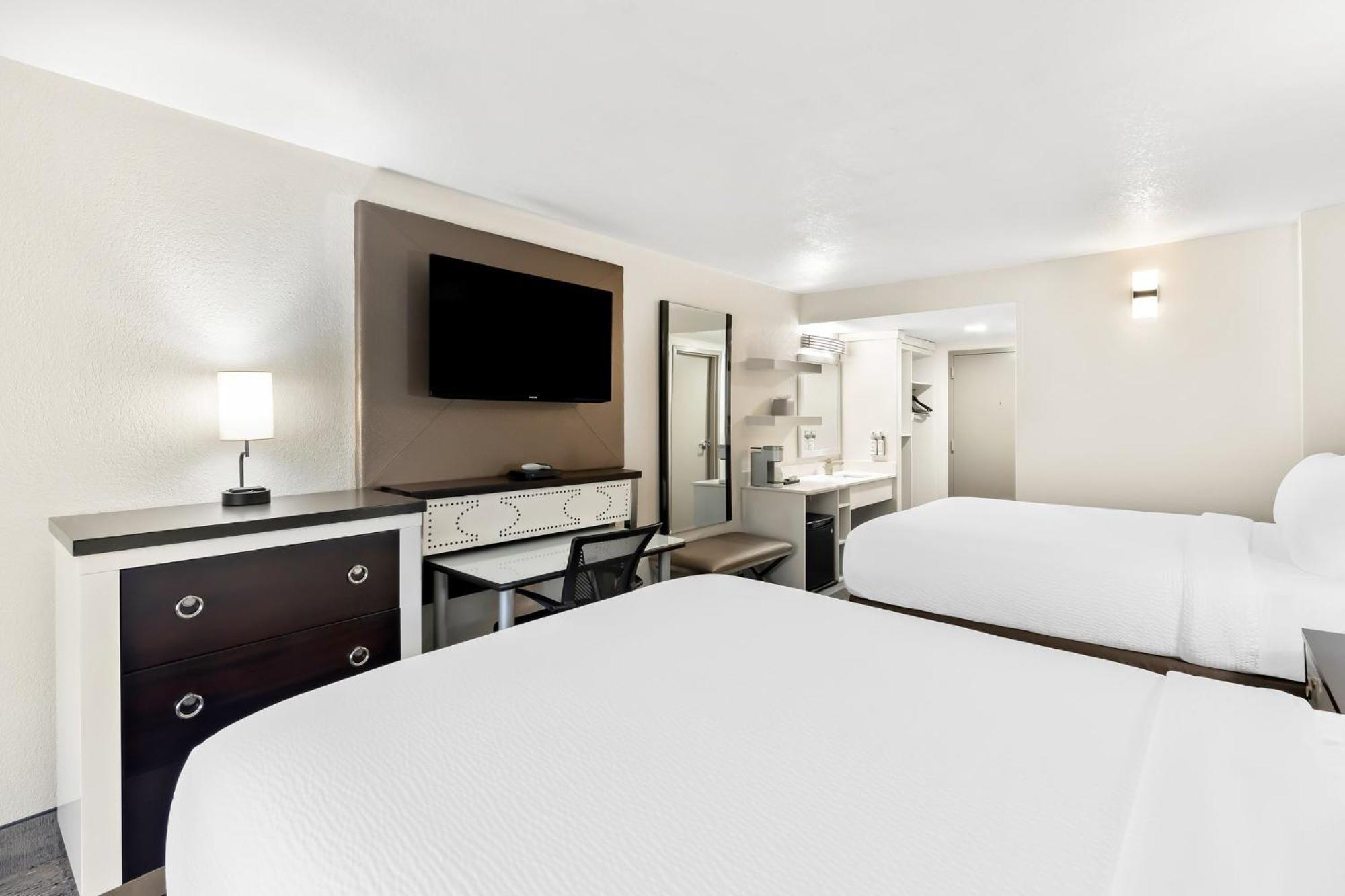 Holiday Inn Express Atlanta Galleria-Ballpark Area By Ihg Smyrna Exterior photo