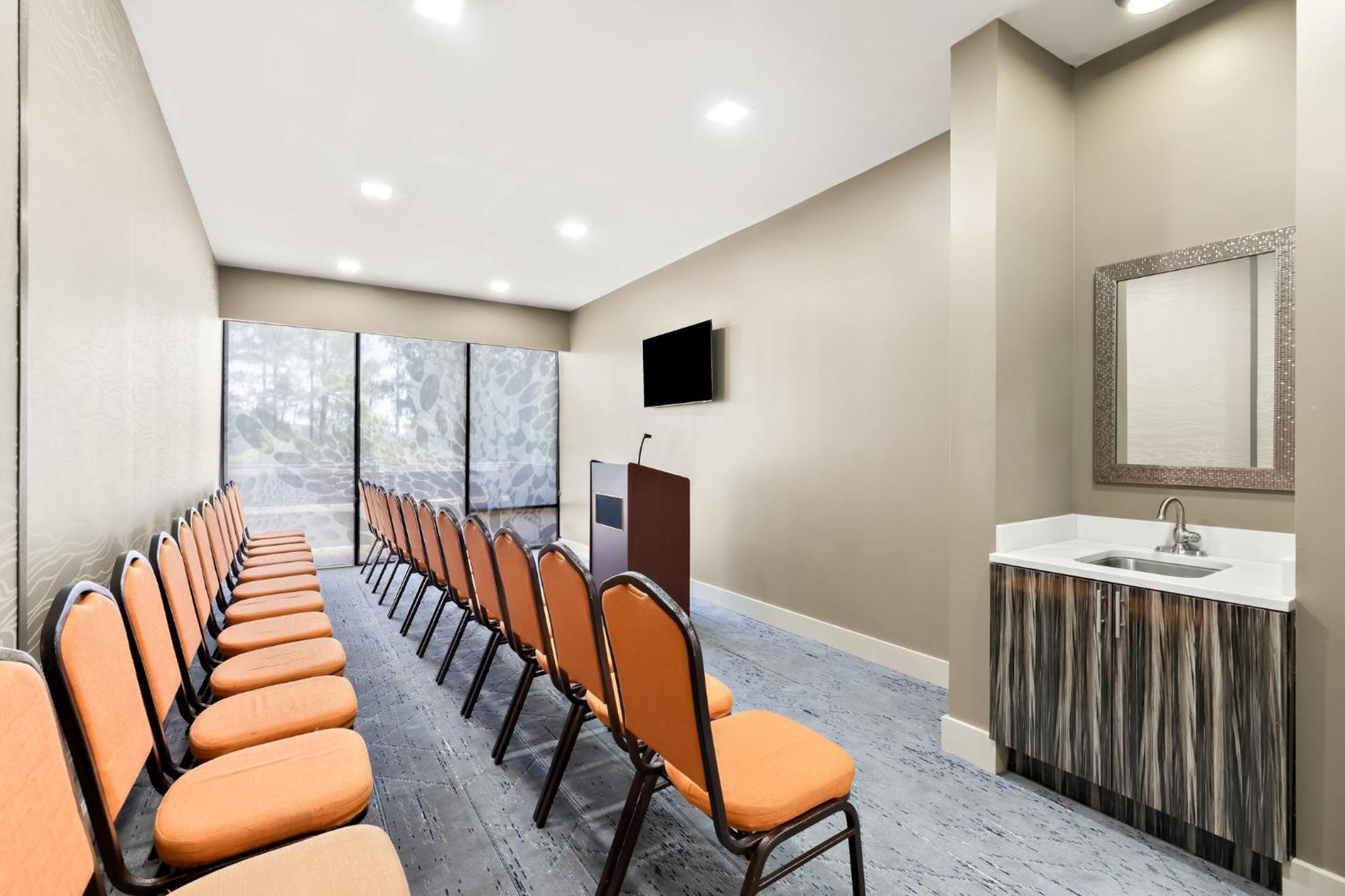 Holiday Inn Express Atlanta Galleria-Ballpark Area By Ihg Smyrna Exterior photo