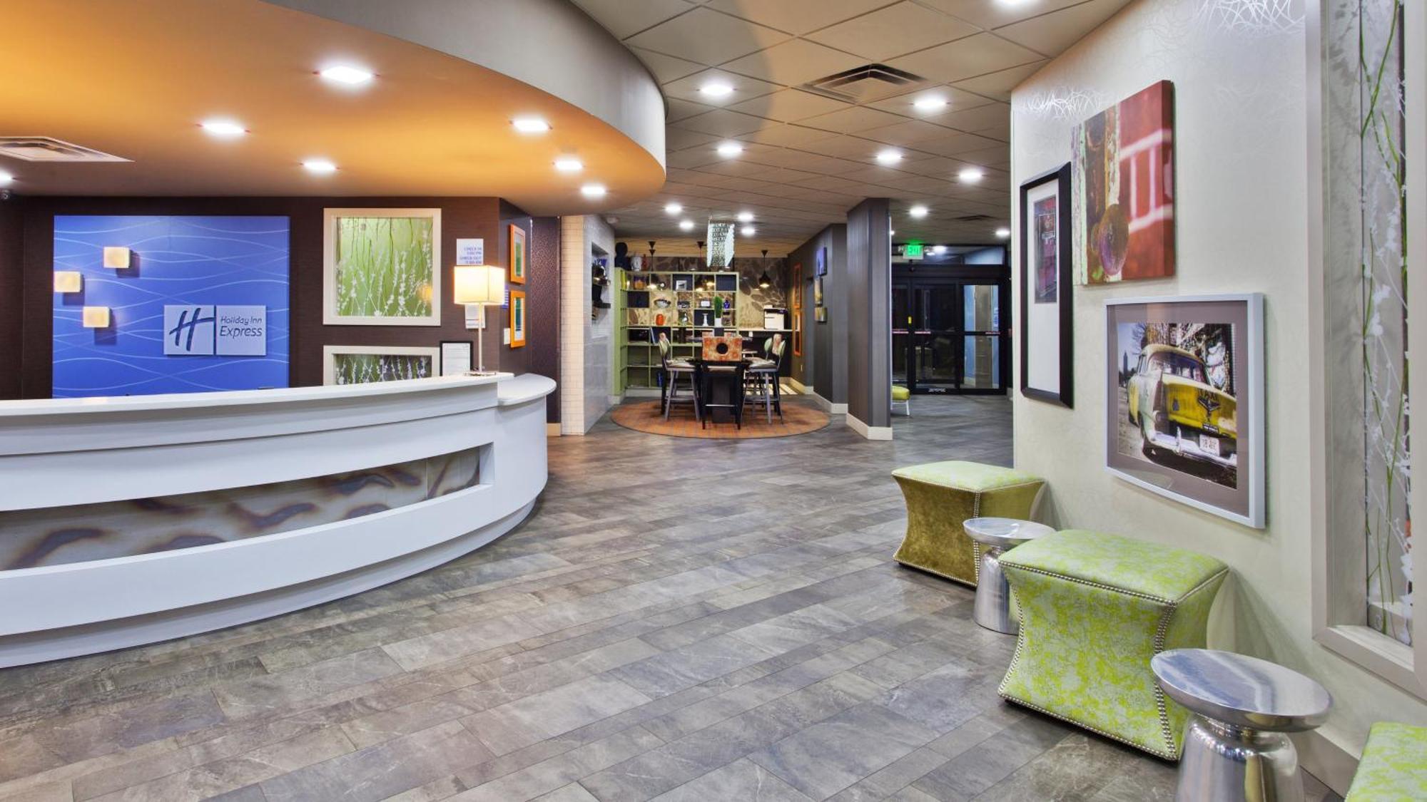 Holiday Inn Express Atlanta Galleria-Ballpark Area By Ihg Smyrna Exterior photo