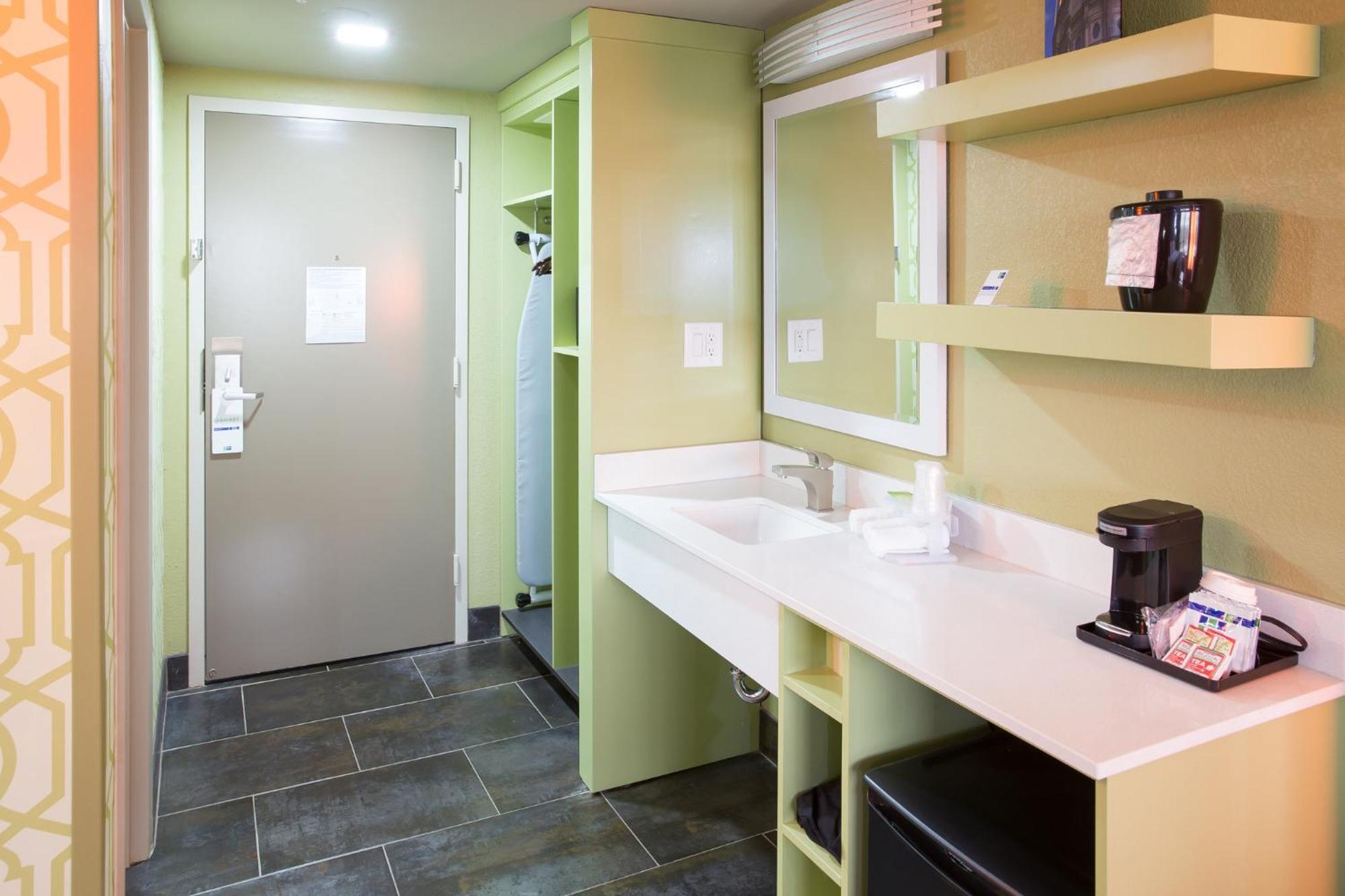 Holiday Inn Express Atlanta Galleria-Ballpark Area By Ihg Smyrna Exterior photo