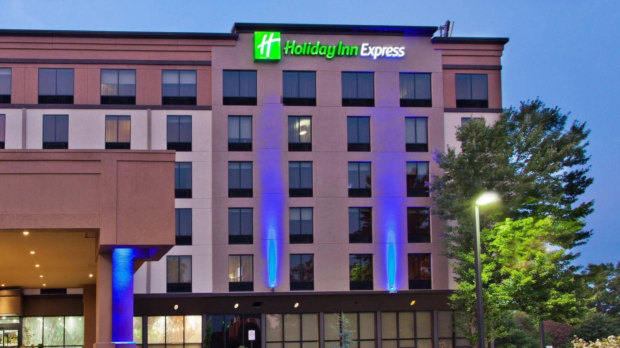 Holiday Inn Express Atlanta Galleria-Ballpark Area By Ihg Smyrna Exterior photo