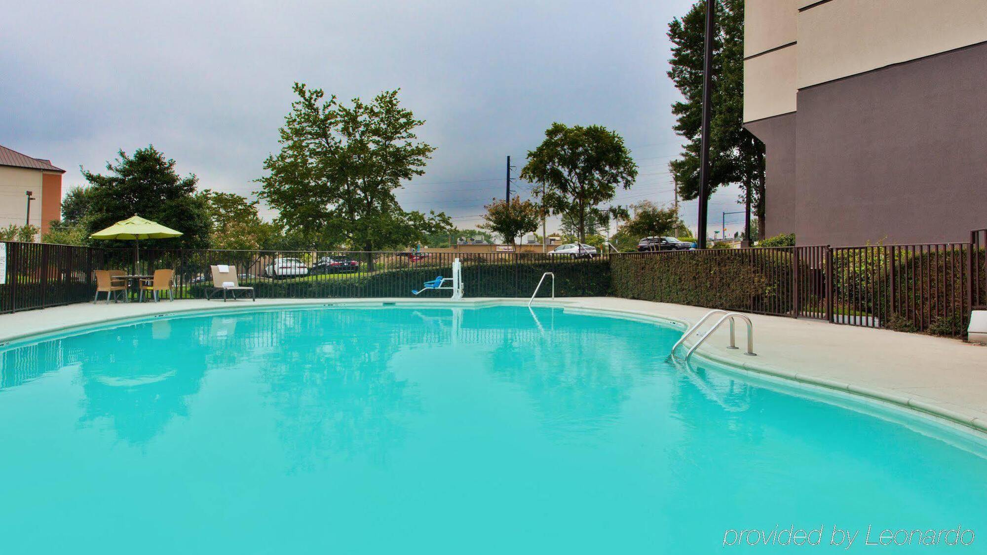 Holiday Inn Express Atlanta Galleria-Ballpark Area By Ihg Smyrna Exterior photo